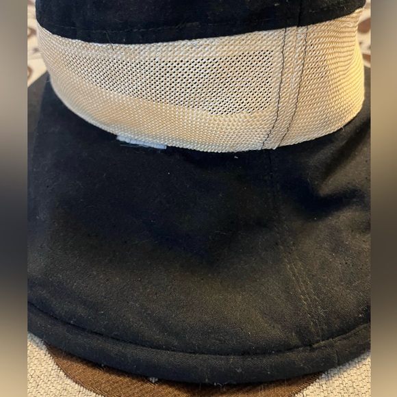 Wallaroo Vineyard wide brim bucket style sun hat - black w/ white mesh panel - Picture 9 of 10